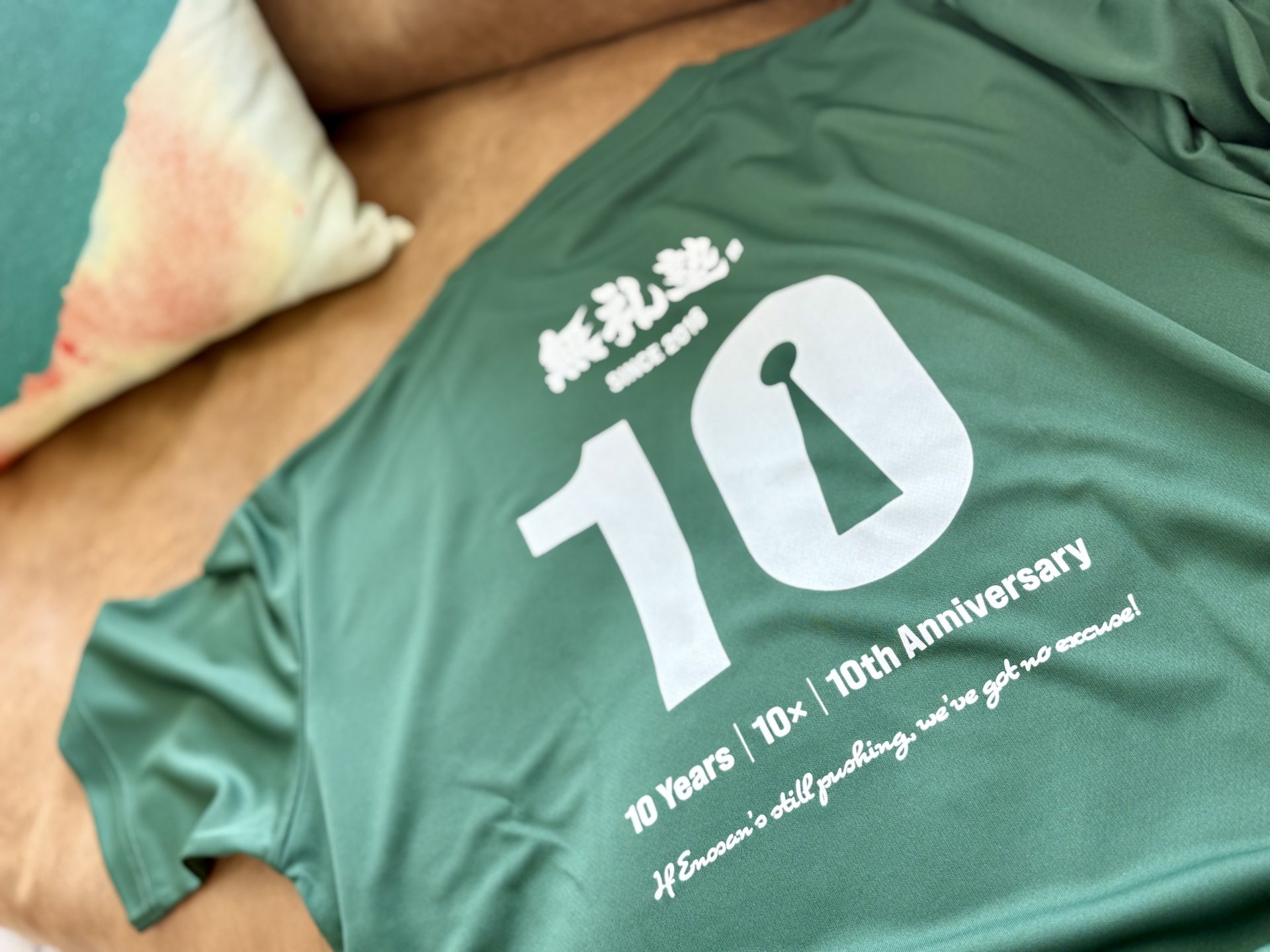 「10th」の文字より雄弁に。恩師が10年座り続けた"円卓の景色"を宿した、無礼塾10周年記念Tシャツ